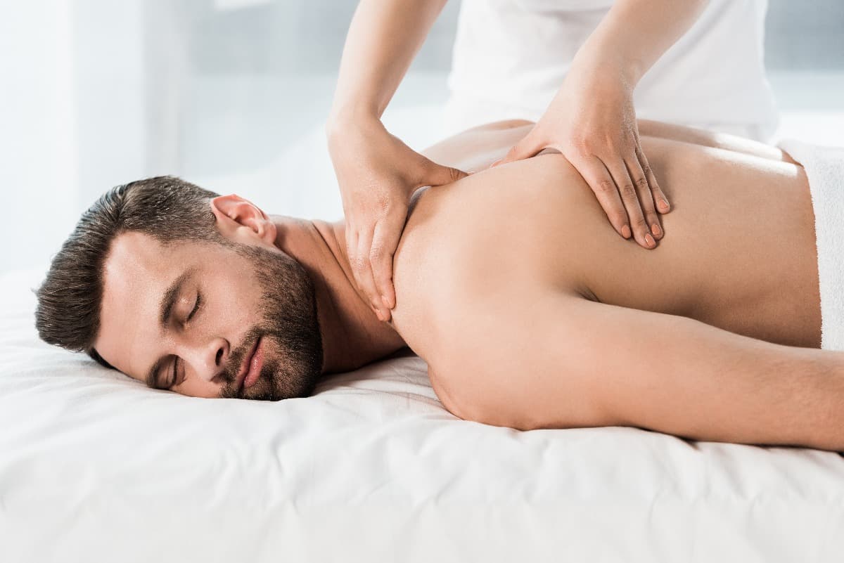 hombre recibiendo masaje relajante en estetica masculina madrid